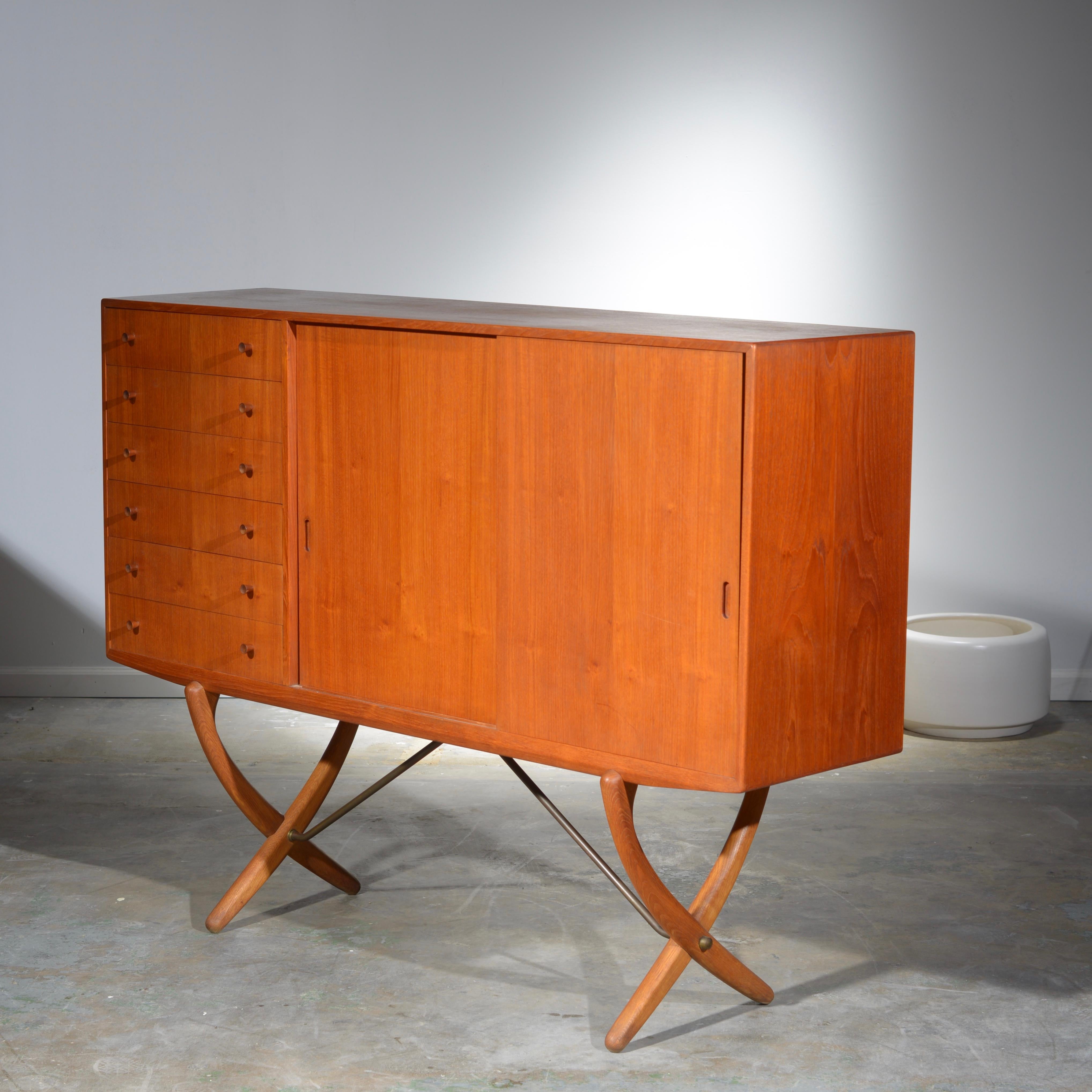 Buffet Saber 304 en teck et chêne de Hans J. Wegner 1