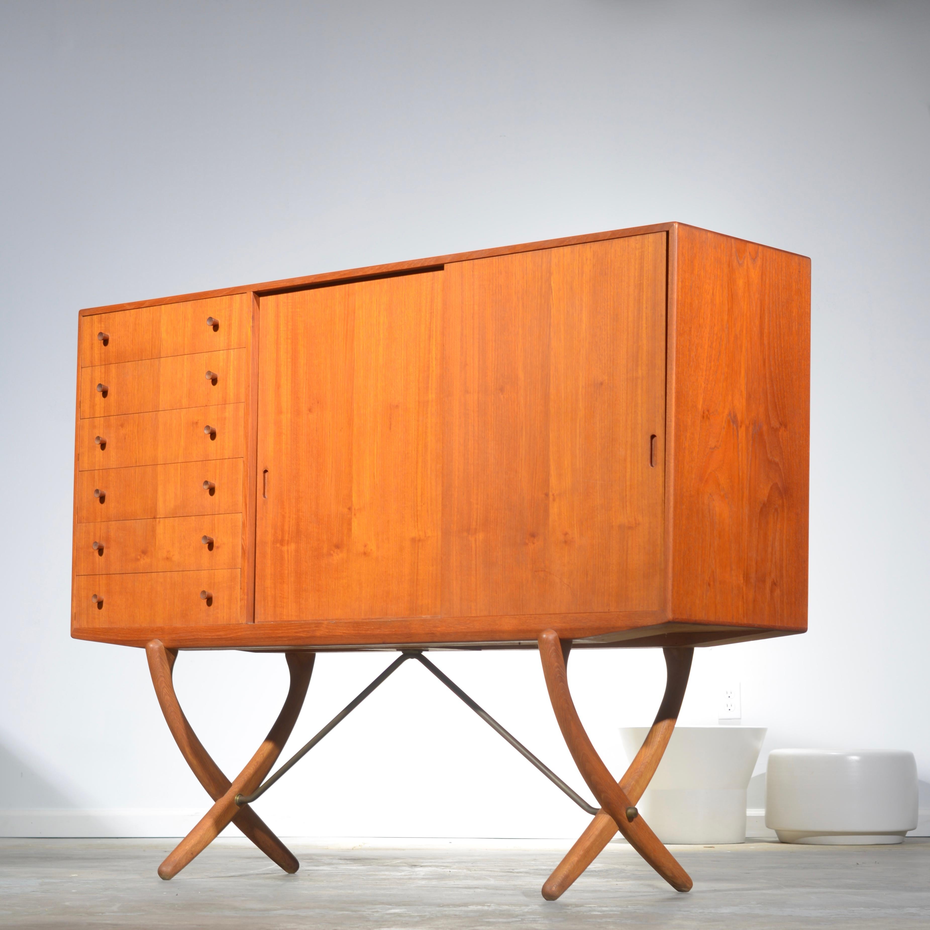 Buffet Saber 304 en teck et chêne de Hans J. Wegner 2