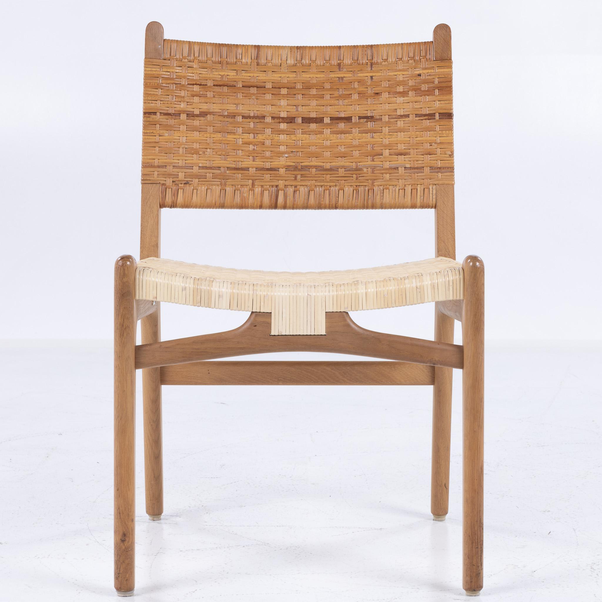 CH 31 - Ensemble de 6 chaises de salle à manger en chêne patiné et osier partiellement patiné. 
Estampillé du fabricant Carl Hansen & Son, conçu par Hans J. Wegner.