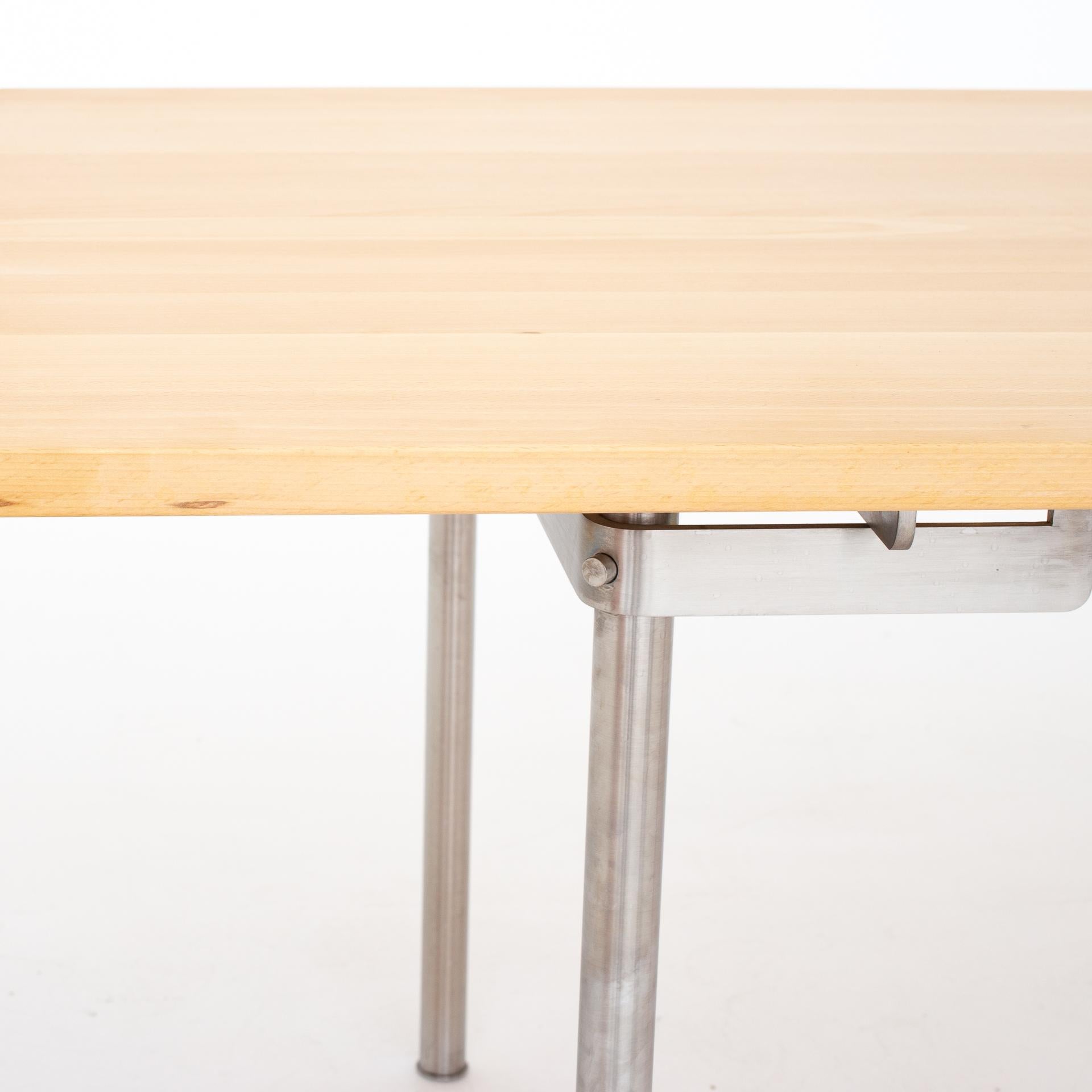 CH 318 - Dining table in solid beech with two black extension leaves. Maker Tranekær furniture.