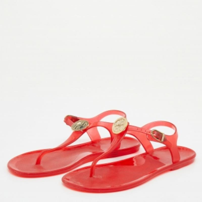 Wenn Sie jemand sind, der gerne lustige und schicke Accessoires zu Ihren Outfits trägt, könnten diese flachen Zehenstegsandalen von House of CH Carolina Herrera genau das Richtige für Sie sein. Diese Designer-Wohnungen mit Schnallenverschluss wurden