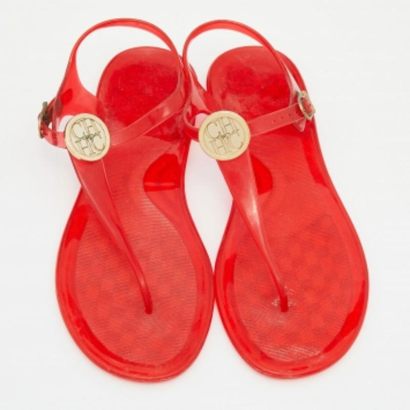 CH arolina Herrera Rote flache Zehensandalen aus Gummi mit Logo Größe 37 im Zustand „Gut“ im Angebot in Dubai, Al Qouz 2