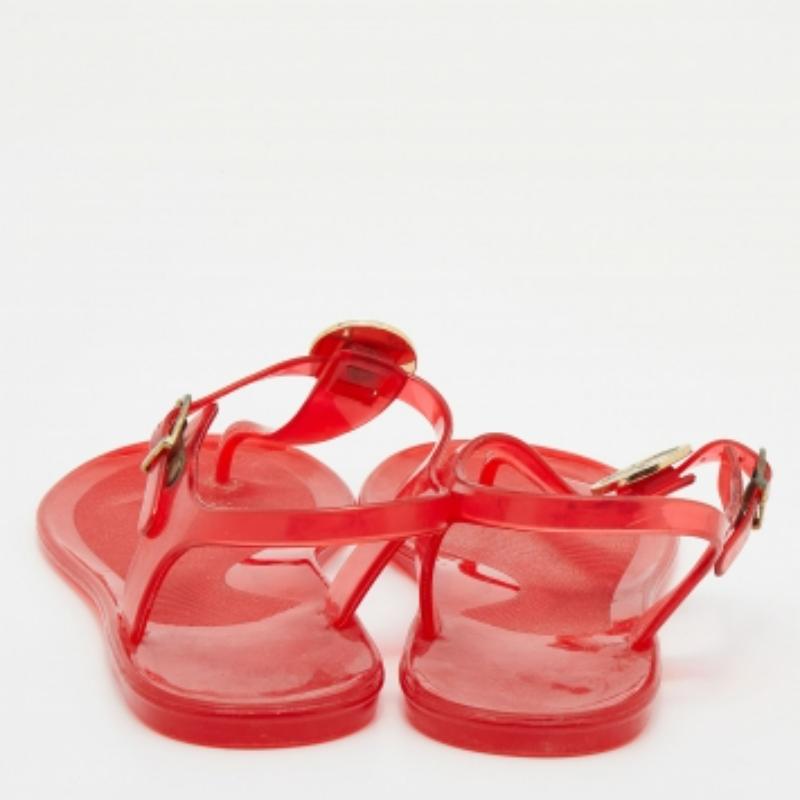 CH arolina Herrera Rote flache Zehensandalen aus Gummi mit Logo Größe 37 im Angebot 1