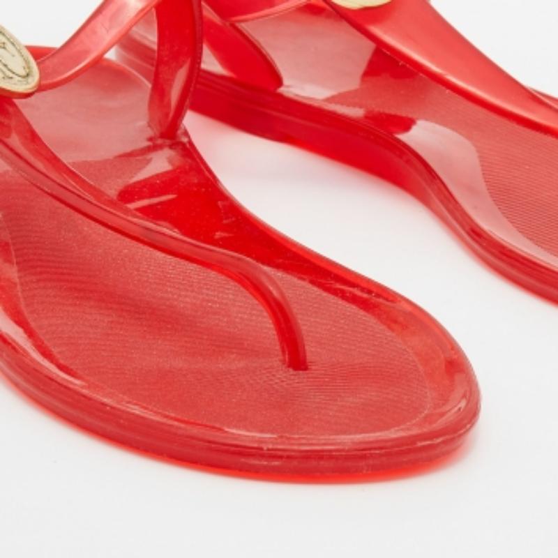 CH arolina Herrera Rote flache Zehensandalen aus Gummi mit Logo Größe 37 im Angebot 3