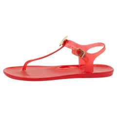 CH arolina Herrera Rote flache Zehensandalen aus Gummi mit Logo Größe 37