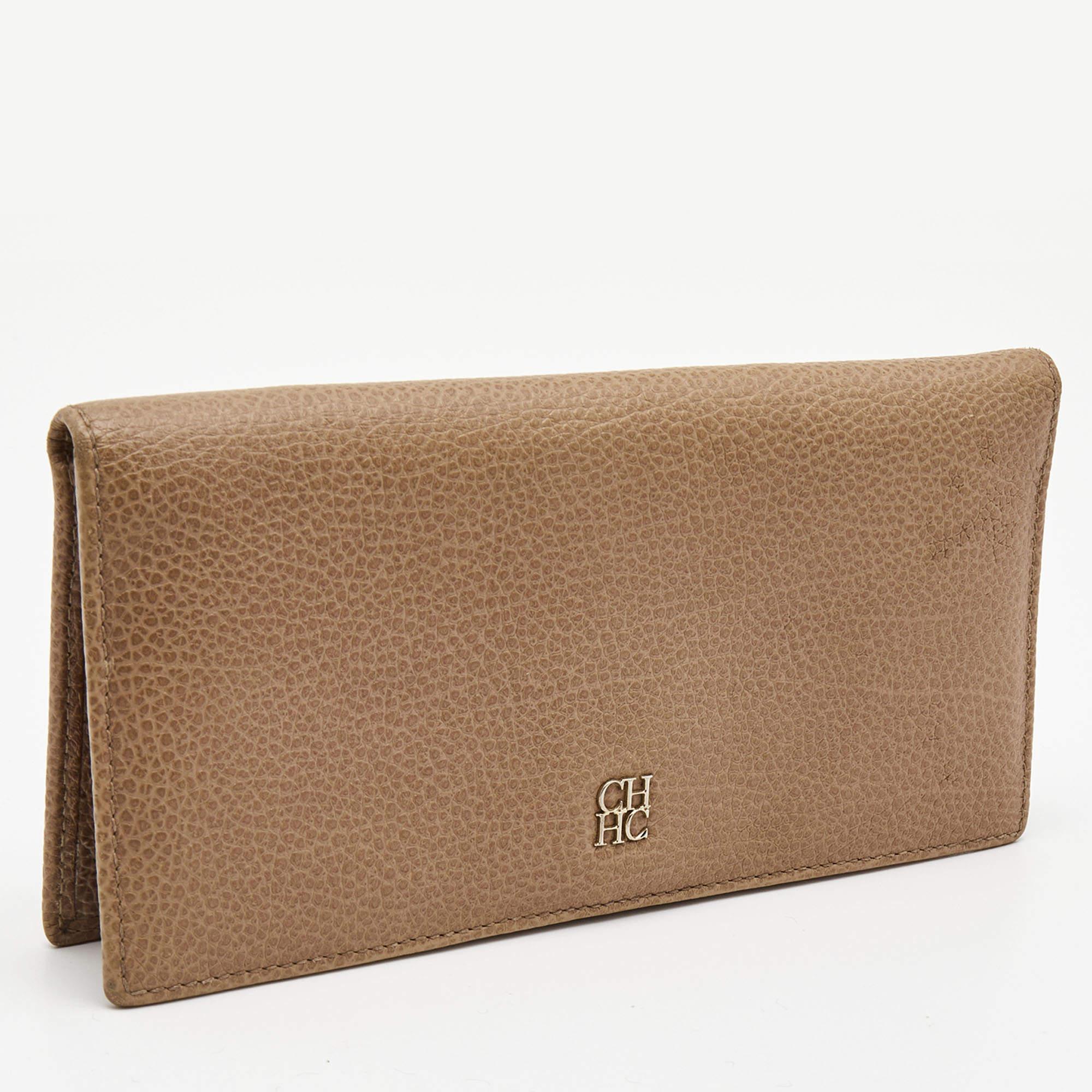 CH Carolina Herrera Beige Leather Flap Bifold Continental Wallet In Good Condition For Sale In Dubai, Al Qouz 2