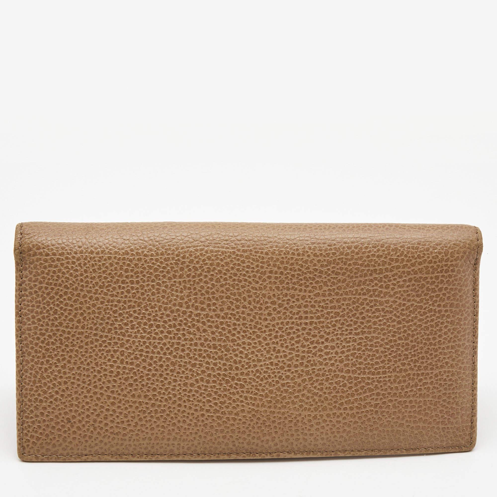 Women's CH Carolina Herrera Beige Leather Flap Bifold Continental Wallet For Sale