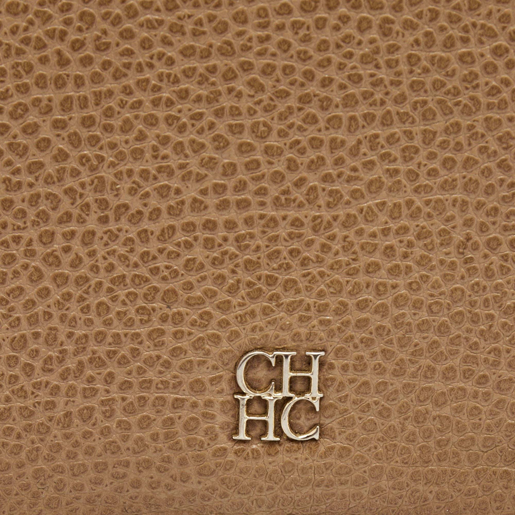 CH Carolina Herrera Beige Leather Flap Bifold Continental Wallet For Sale 1