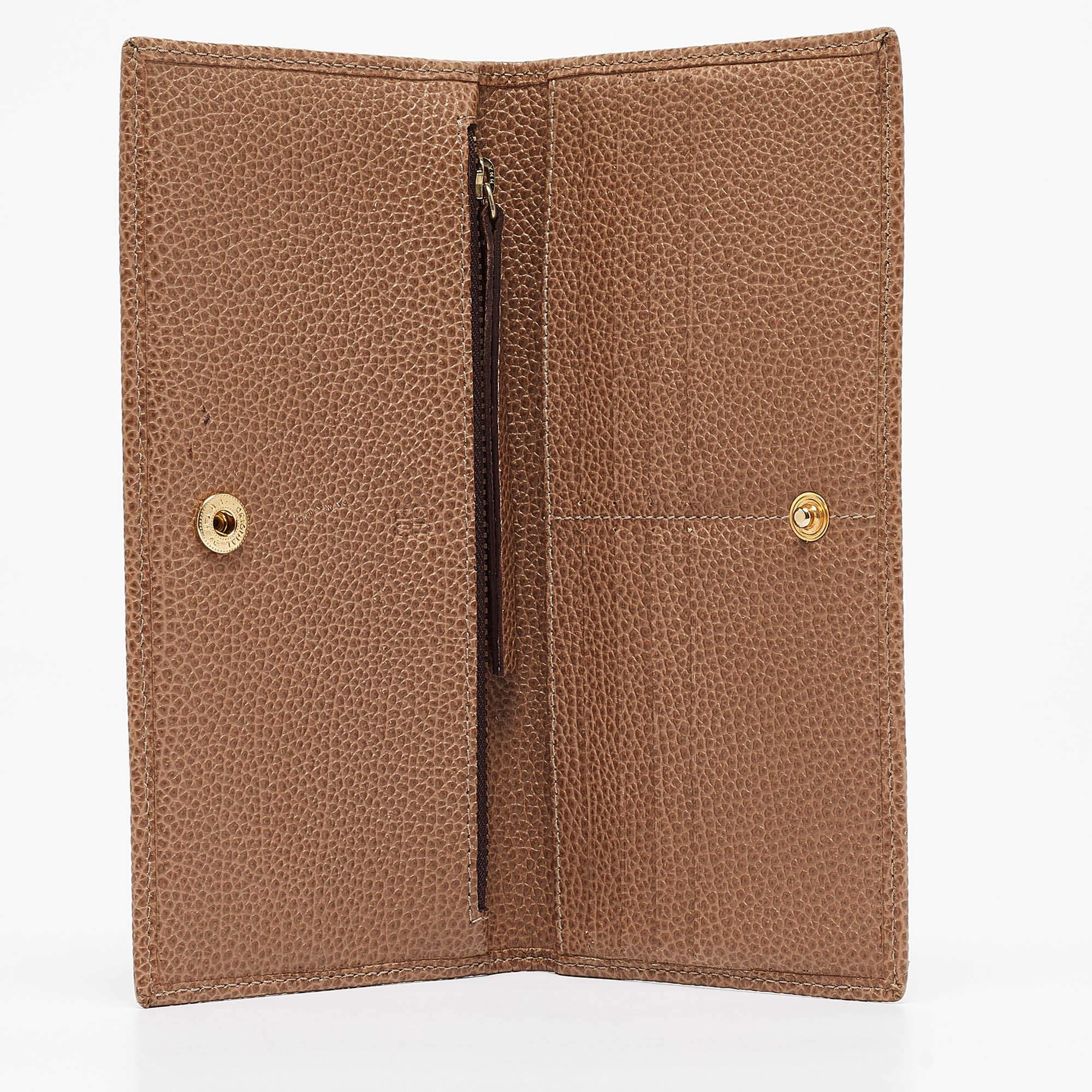 Questo portafoglio di classe CH Carolina Herrera porta con sé un tocco di lusso e di stile immenso. È perfettamente realizzato per trasportare in modo ordinato le tue carte e i tuoi contanti.