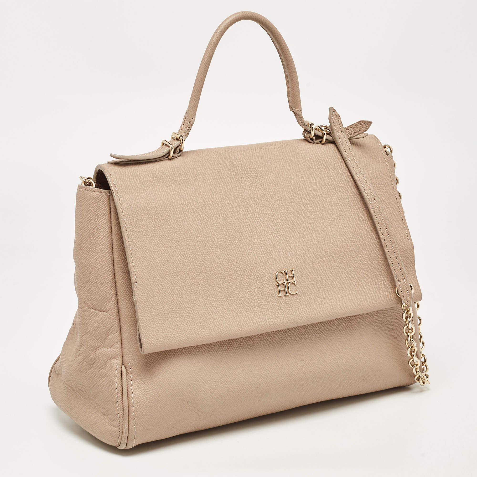 Los bolsos de diseño son los compañeros ideales para un sinfín de ocasiones Aquí tenemos una pieza que aúna moda y funcionalidad, elaborada con precisión. Está equipado con un interior de buen tamaño en el que caben fácilmente todos tus objetos