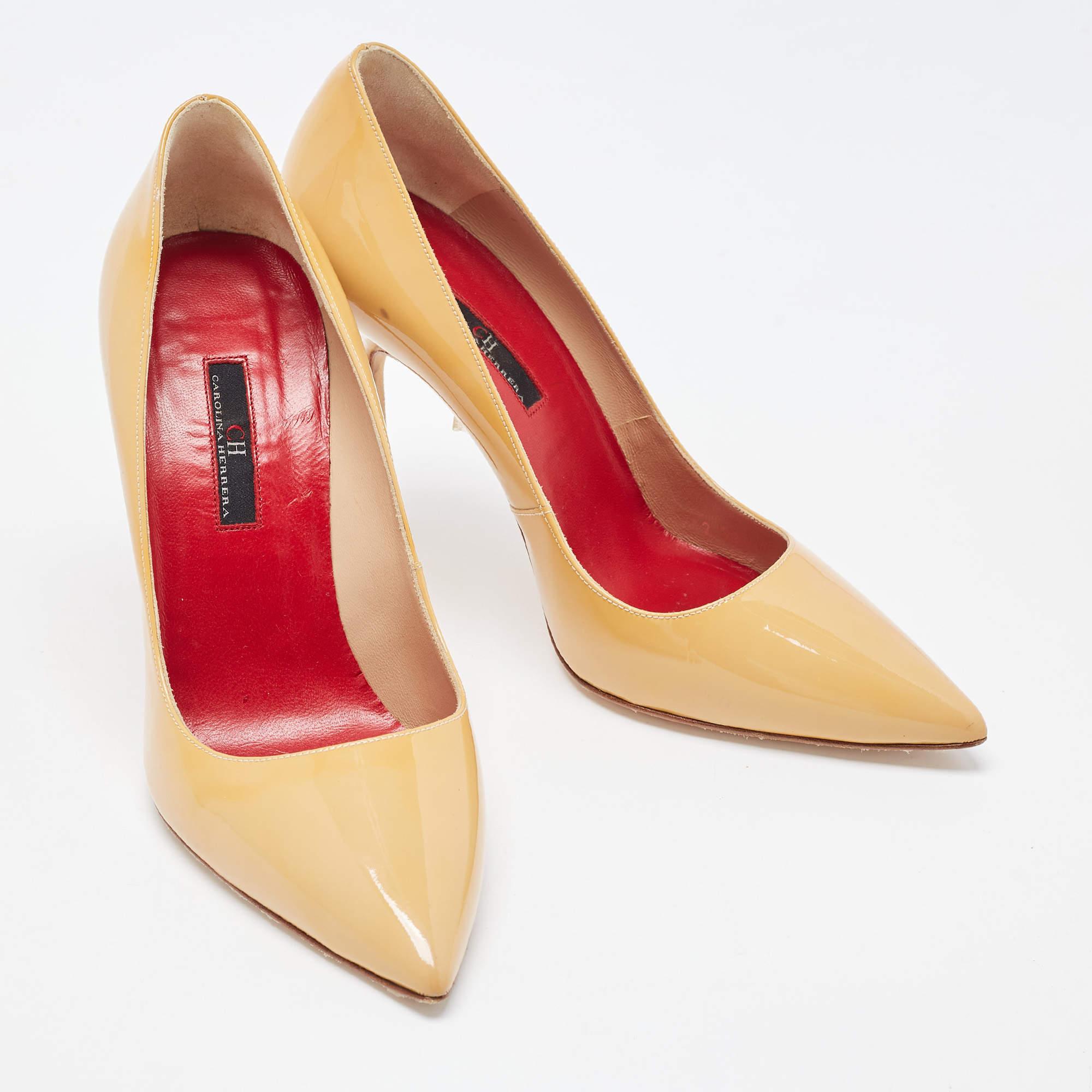 CH Carolina Herrera Beige Patent Leather Pointed Toe Pumps Size 38 In Good Condition In Dubai, Al Qouz 2
