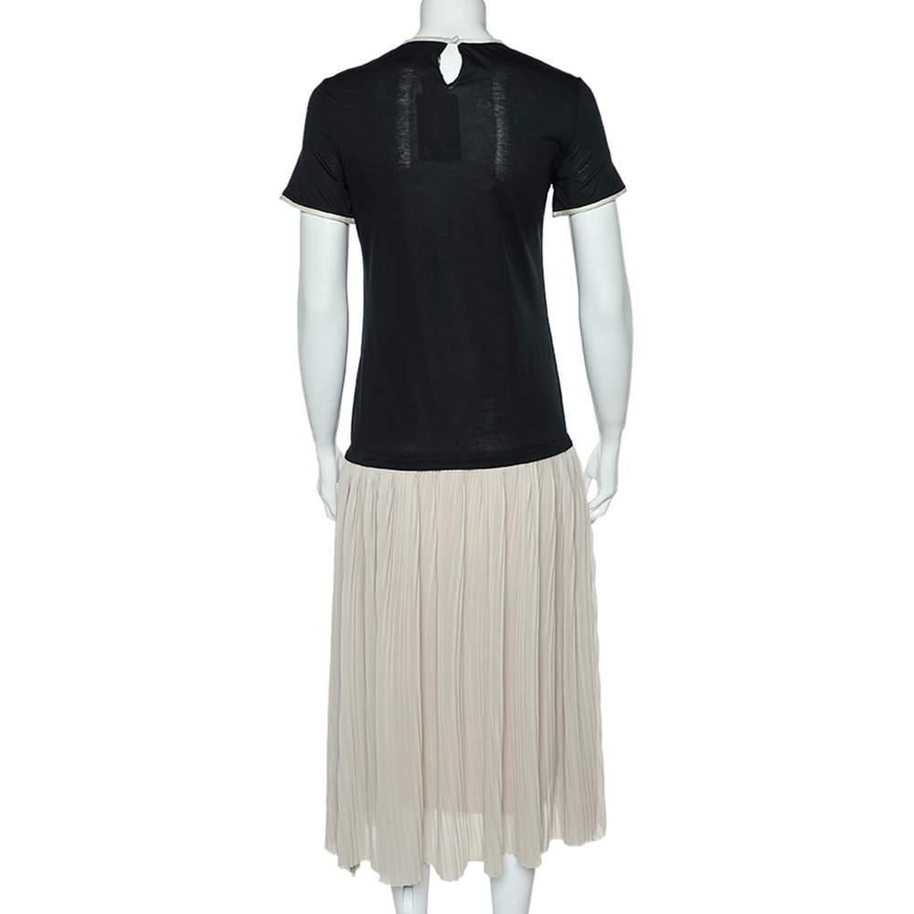 How classy and charming is this dress from the House of CH Carolina Herrera! It has been tailored using black-beige cotton and silk Plisse fabric into a midi-length silhouette. It has a buttoned closure. Wear this gorgeous dress and step out looking