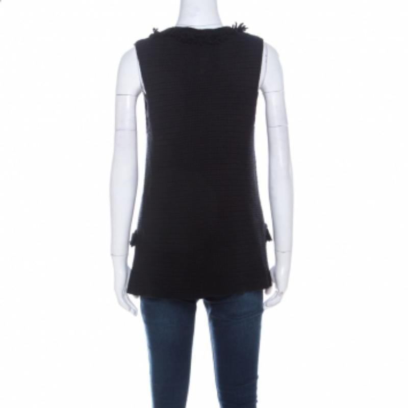 Diese fabelhafte Strickjacke von CH Carolina Herrera ist ein absolutes Muss unter Ihren Winterutensilien. Es ist aus Merinowolle gestrickt und mit Taschen, Fransen und einem Hakenverschluss versehen. Die weiche Strickjacke wird eine schöne Ergänzung