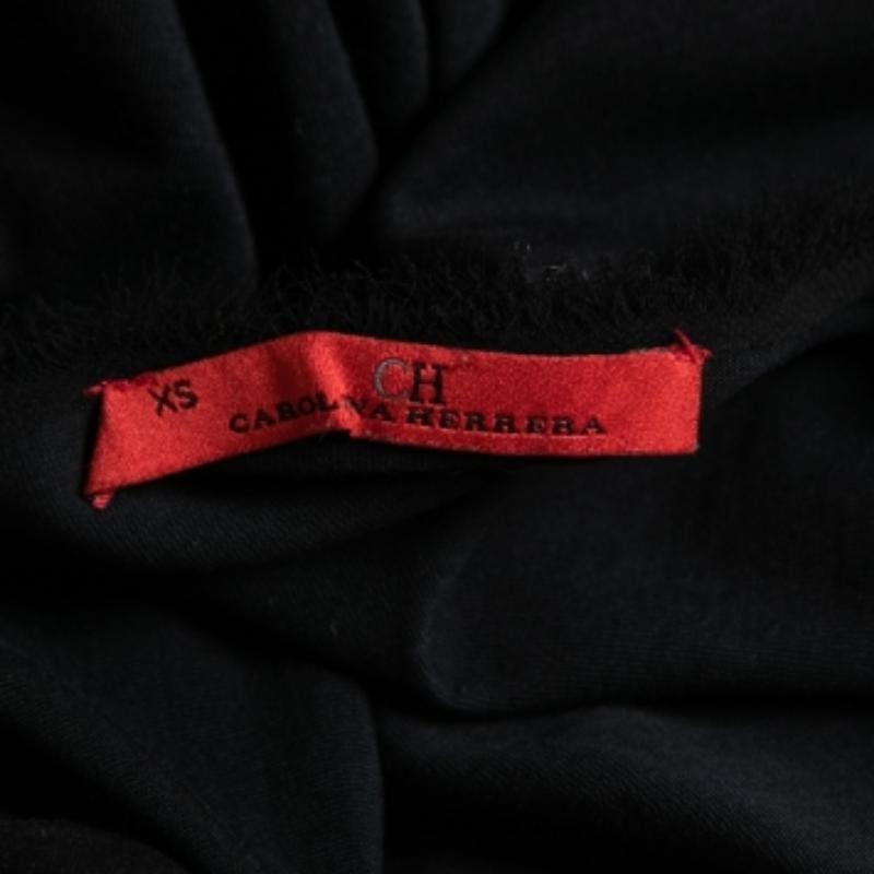 Con esta camiseta de CH Carolina Herrera lucirás un estilo elegante y cómodo. Está confeccionado en tejido de algodón negro, con un aplique de lazo adornando la parte delantera. Presenta mangas cortas. Esta camiseta es ideal para un uso informal y