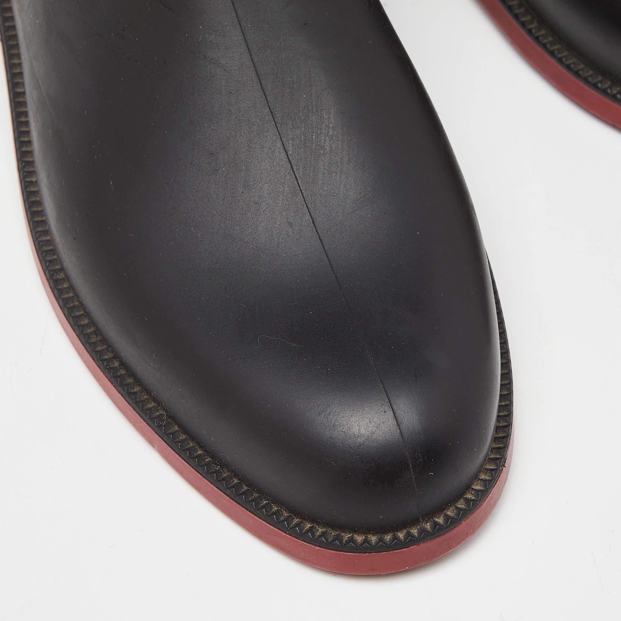 CH Carolina Herrera Black Embossed Rubber Rain Boots Size 38 In Good Condition For Sale In Dubai, Al Qouz 2