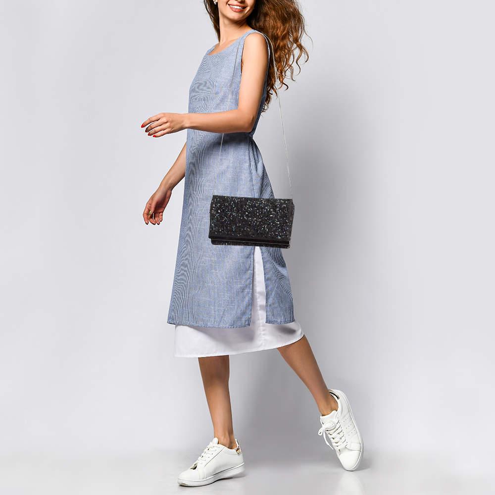Perfetta per contenere i tuoi oggetti essenziali in un unico posto, questa pochette impreziosita di CH Carolina Herrera è un investimento degno di nota. Ha dettagli graziosi e offre un look di lusso.