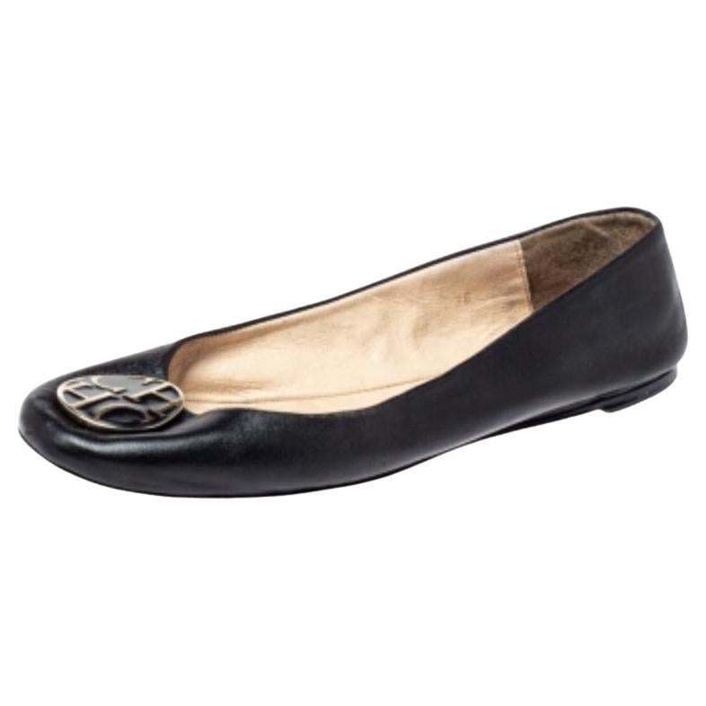 Stylish and sophisticated, these ballet flats from CH Carolina Herrera will prove to be perfect for your formal and casual events. Made from black leather, they feature CHHC medallions on the uppers and round toes. They are complete with durable