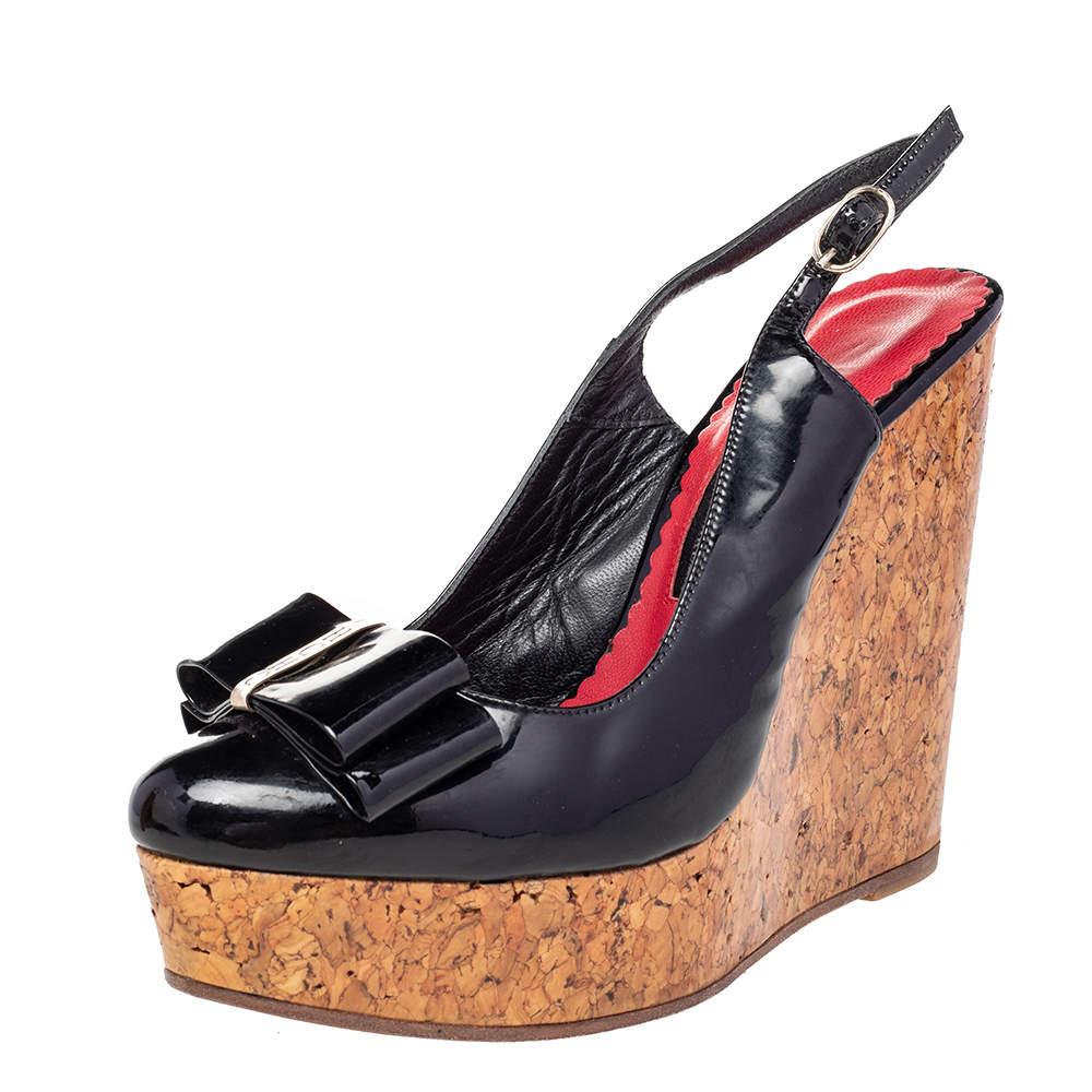 These lovely CH Carolina Herrera sandals will bring you the right amount of style and comfort. They are made of patent leather in black and feature peep toes, silver-tone logo detailed bows on the uppers, slingbacks, and wedge heels. They are pretty