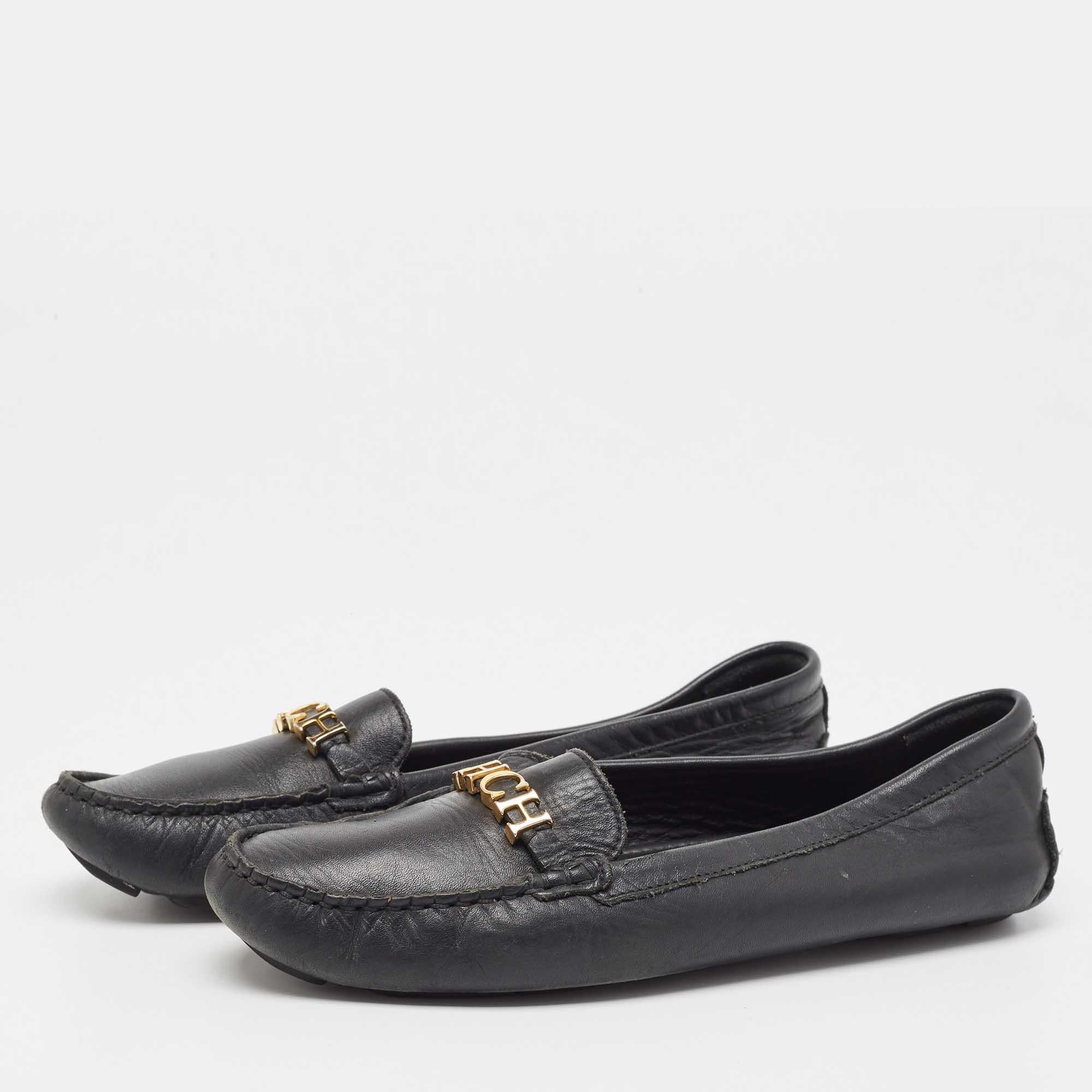 Lascia che questo comodo paio sia la tua prima scelta quando sei fuori per una lunga giornata. Queste scarpe CH Carolina Herrera hanno una tomaia ben cucita e una suola resistente.