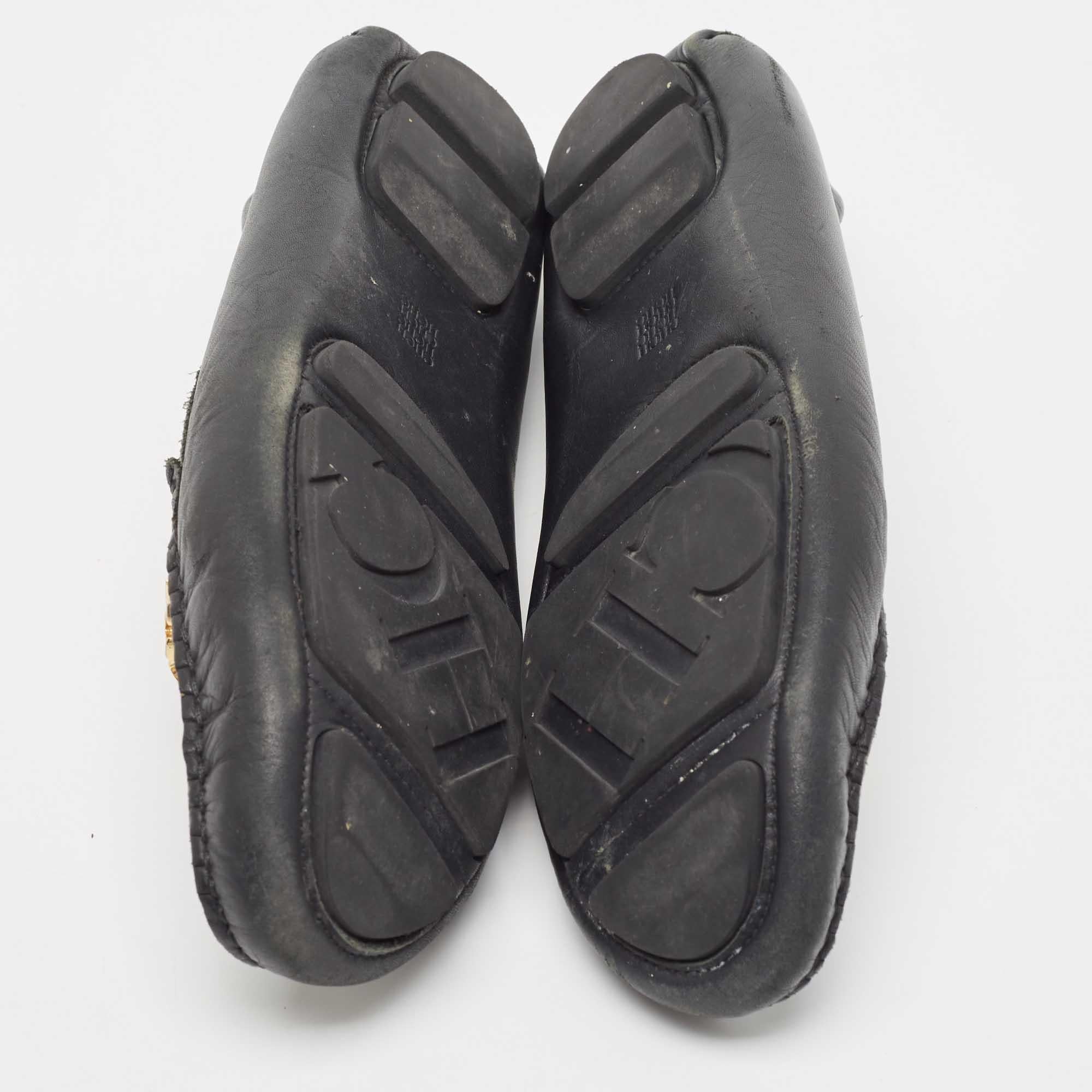 CH Carolina Herrera Mocassini in pelle nera con logo CHCH taglia 40 in vendita 1