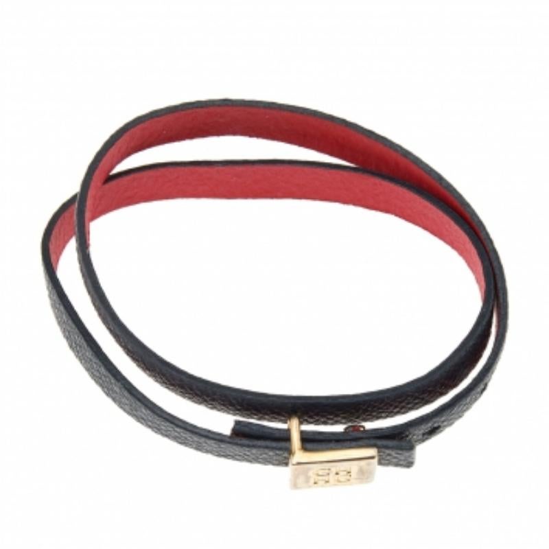 Questo bracciale CH Carolina Herrera nero a doppia fascia incarna la classica raffinatezza della Label. Realizzato in pelle, questo accessorio è dotato di una fibbia dorata e del logo CH per un tocco di classe.
