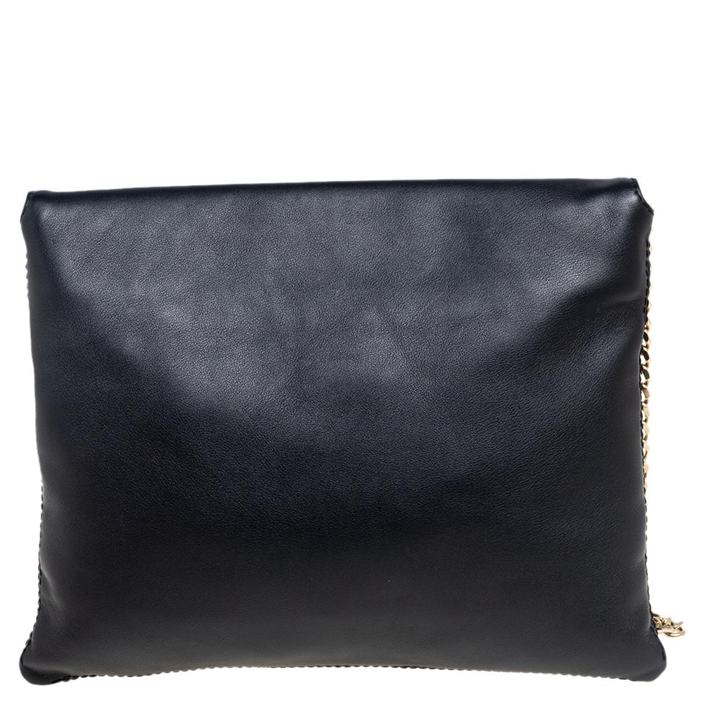 Every modern-day wardrobe needs a CH Carolina Herrera bag like this one. Simple and polished with a contemporary edge, this bag stands out with its envelope silhouette. Crafted from leather, it opens to a fabric-lined interior and is held by a chain