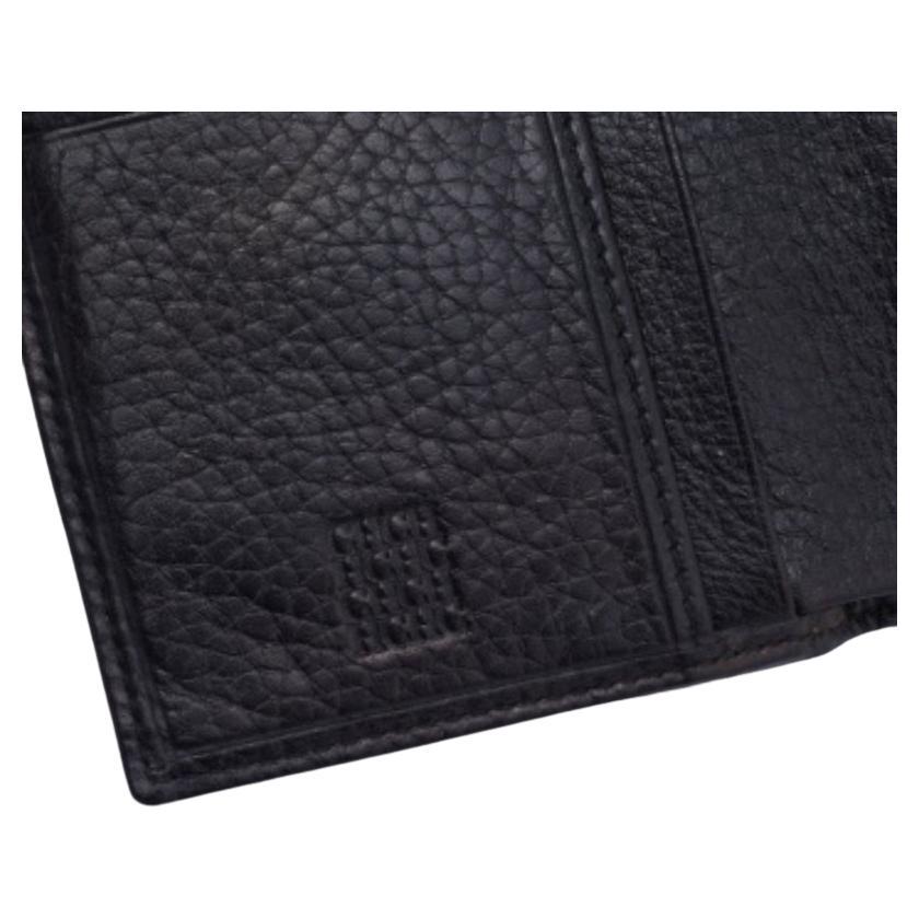 Ce portefeuille de CH Carolina Herrera allie sophistication et praticité. Parfaitement réalisé en cuir, il est doté d'une serrure en métal doré et d'un intérieur doublé doté de différents compartiments.