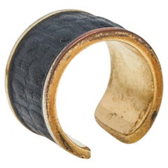 CH Carolina Herrera Anillo Abierto Cuero Negro Tono Oro Talla 52.5