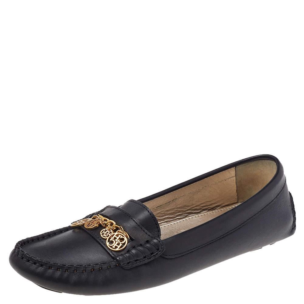 Los cómodos mocasines de CH Carolina Herrera complementan a la perfección tu estilo diario. Estos mocasines de diseño, cosidos con cuero y adornados con dijes con el logotipo en la parte superior, serán una compra digna.