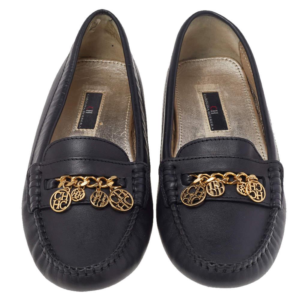 CH Carolina Herrera Cuero Negro Logotipo Detalle Encanto Mocasines Slip On Talla 39 en Bueno Estado en Dubai, Al Qouz 2