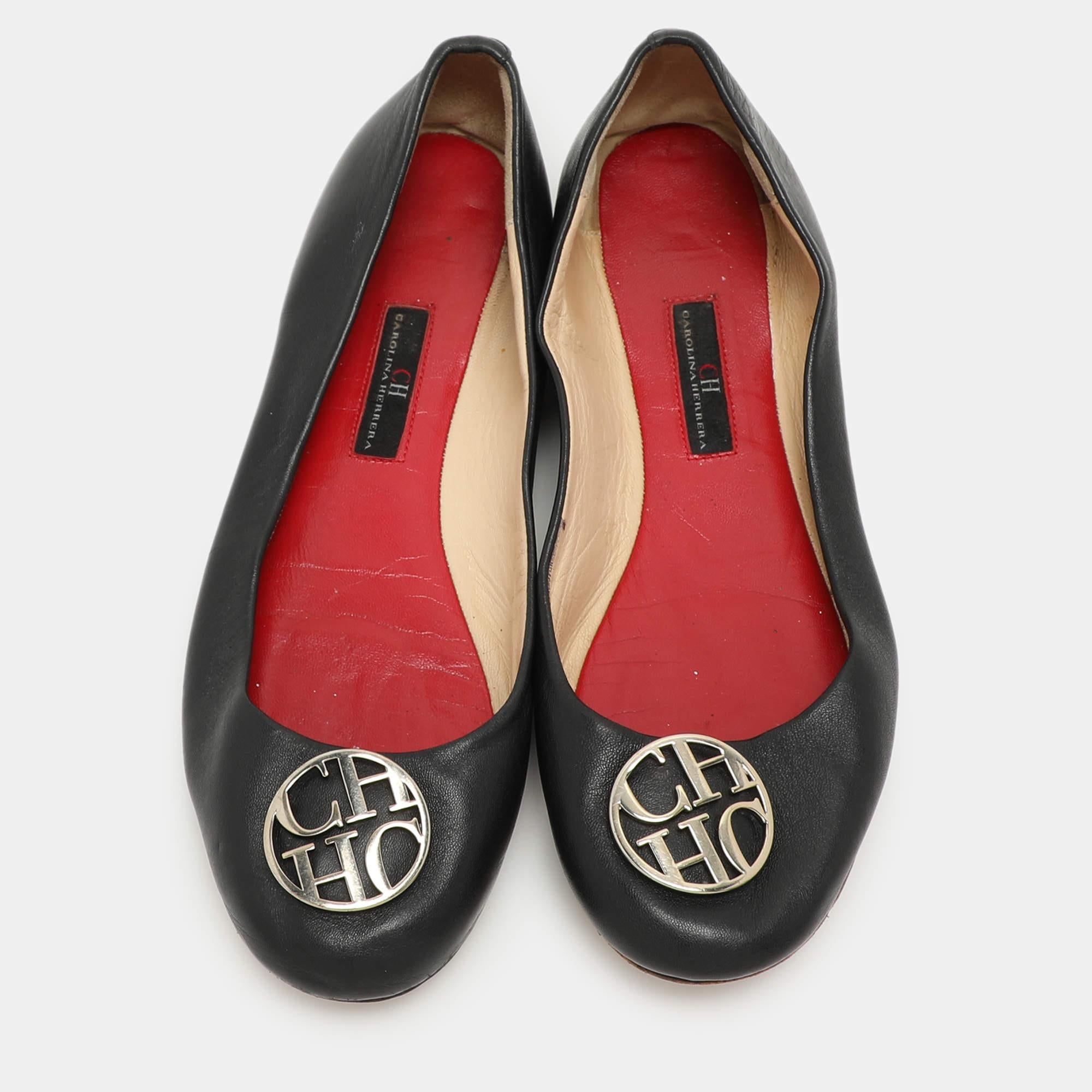 CH Carolina Herrera Black Leather Logo Embellished Ballet Flats Size 39 In Fair Condition For Sale In Dubai, Al Qouz 2
