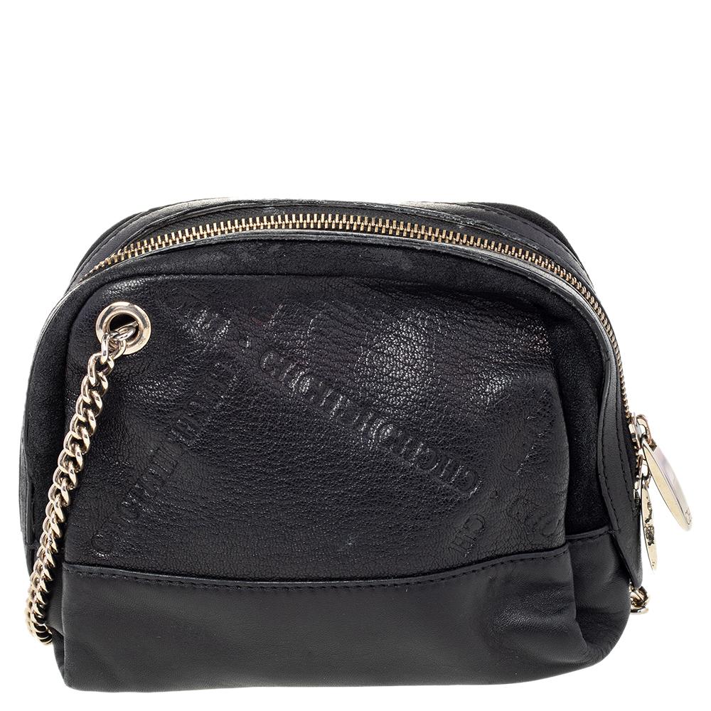 Experience the touch of fine craftsmanship with this bag from CH Carolina Herrera. The black bag is crafted from leather that comes embossed with the brand label and has a zip fastening that opens to a canvas-lined interior. This elegant CH Carolina