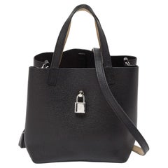 CH Carolina Herrera Schwarze kleine Matryoshka Tote aus Leder mit Schloss