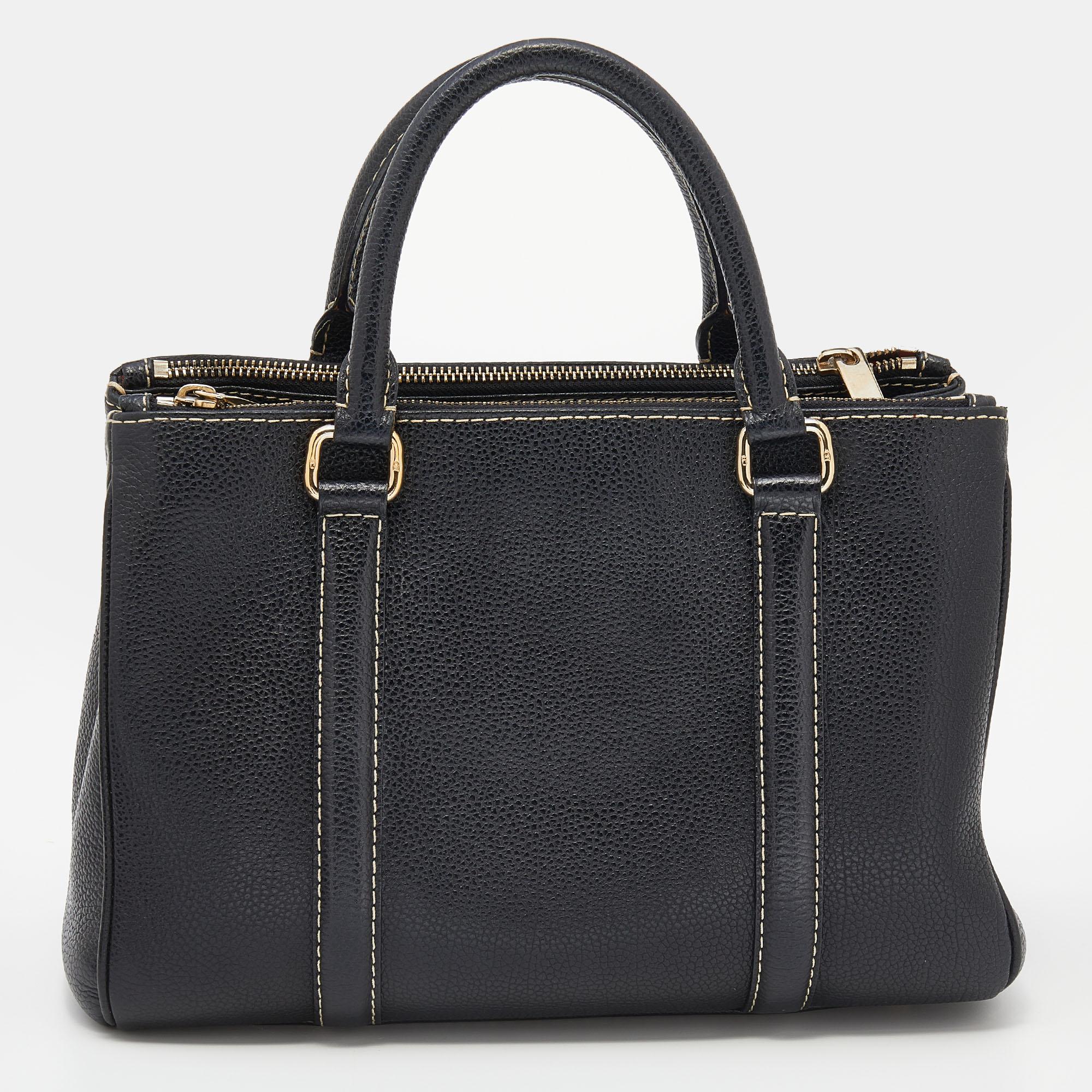 A CH Carolina Herrera tote should definitely be a part of your wardrobe. Crafted from black leather, this piece is sure to enhance your casual or work look. It has two handles, the logo at the front, gleaming gold-tone hardware, and a spacious