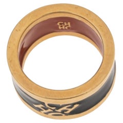 CH Carolina Herrera Anillo con banda de oro esmaltada con logotipo negro EU 56
