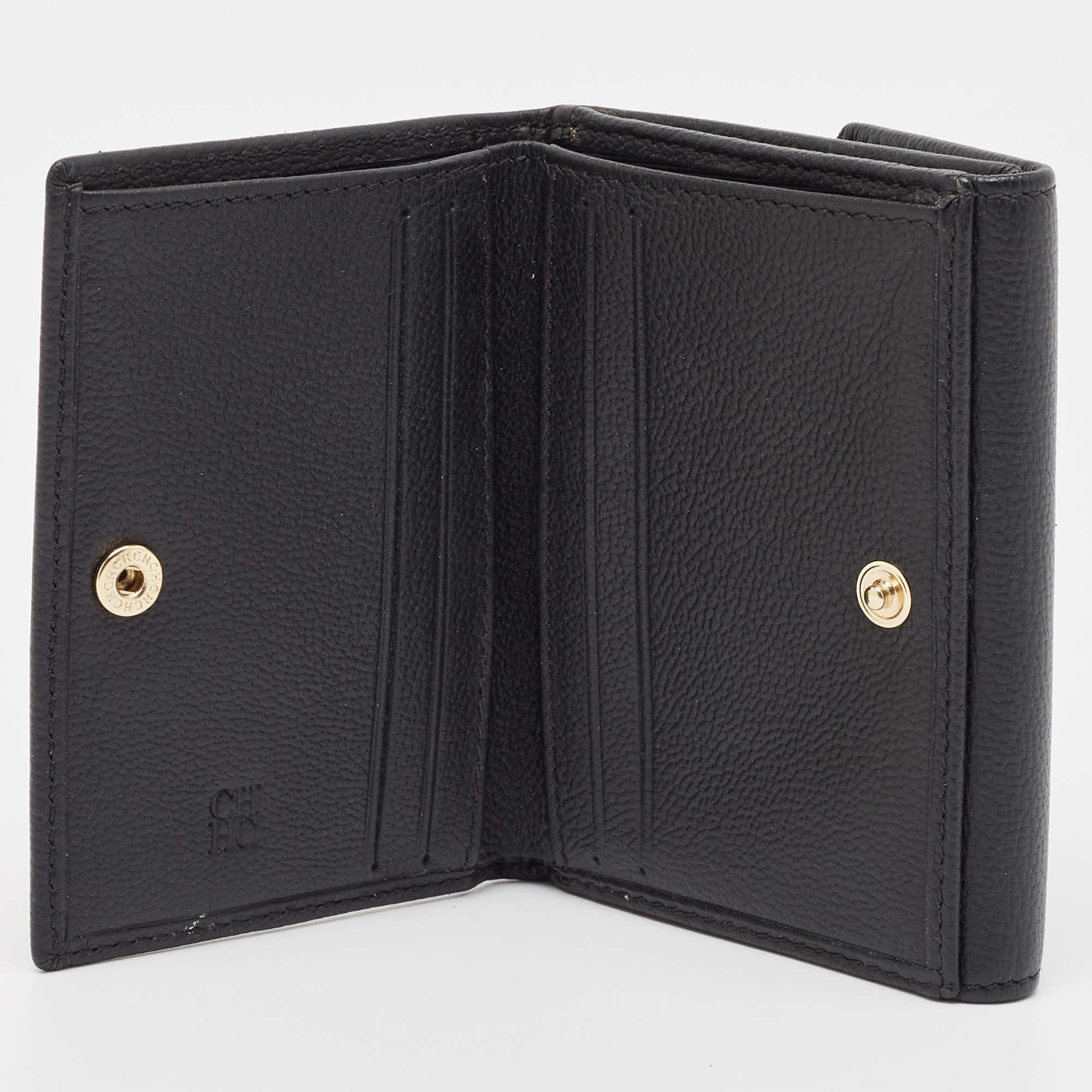 This CH Carolina Herrera piece is carefully crafted to offer you a luxurious accessory you will cherish. It is marked by high quality and enduring appeal. Invest in it today