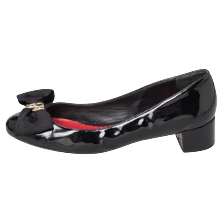 CH Carolina Herrera Schwarze Lackleder-Pumps mit Schleife und Blockabsatz mit Absatz Größe 39