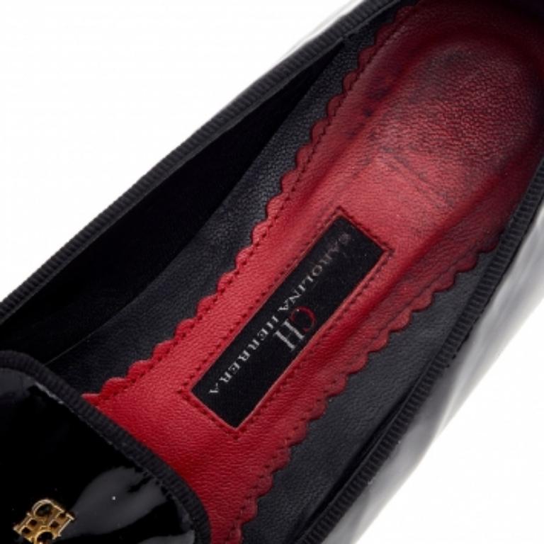 Presentati dalla Maison Carolina Herrera, questi mocassini Smoking di classe doneranno lusso e opulenza al tuo abbigliamento. Sono realizzate in pelle verniciata nera, con un logo dorato che impreziosisce la tomaia. Hanno una funzione slip-on e sono