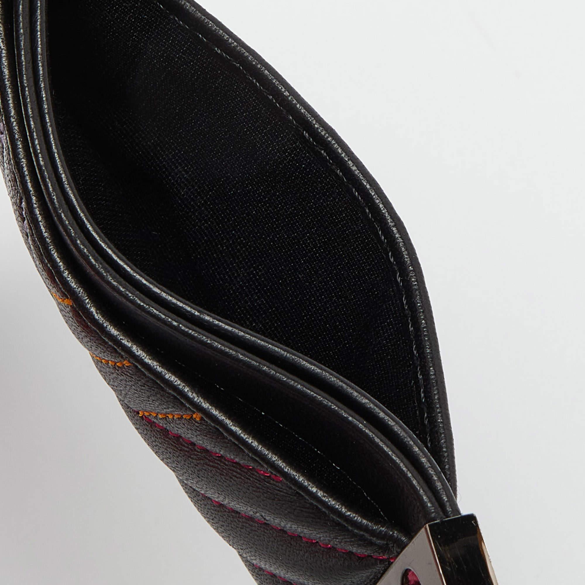 CH Carolina Herrera Schwarzer gesteppter Kartenetui aus Leder im Zustand „Gut“ im Angebot in Dubai, Al Qouz 2