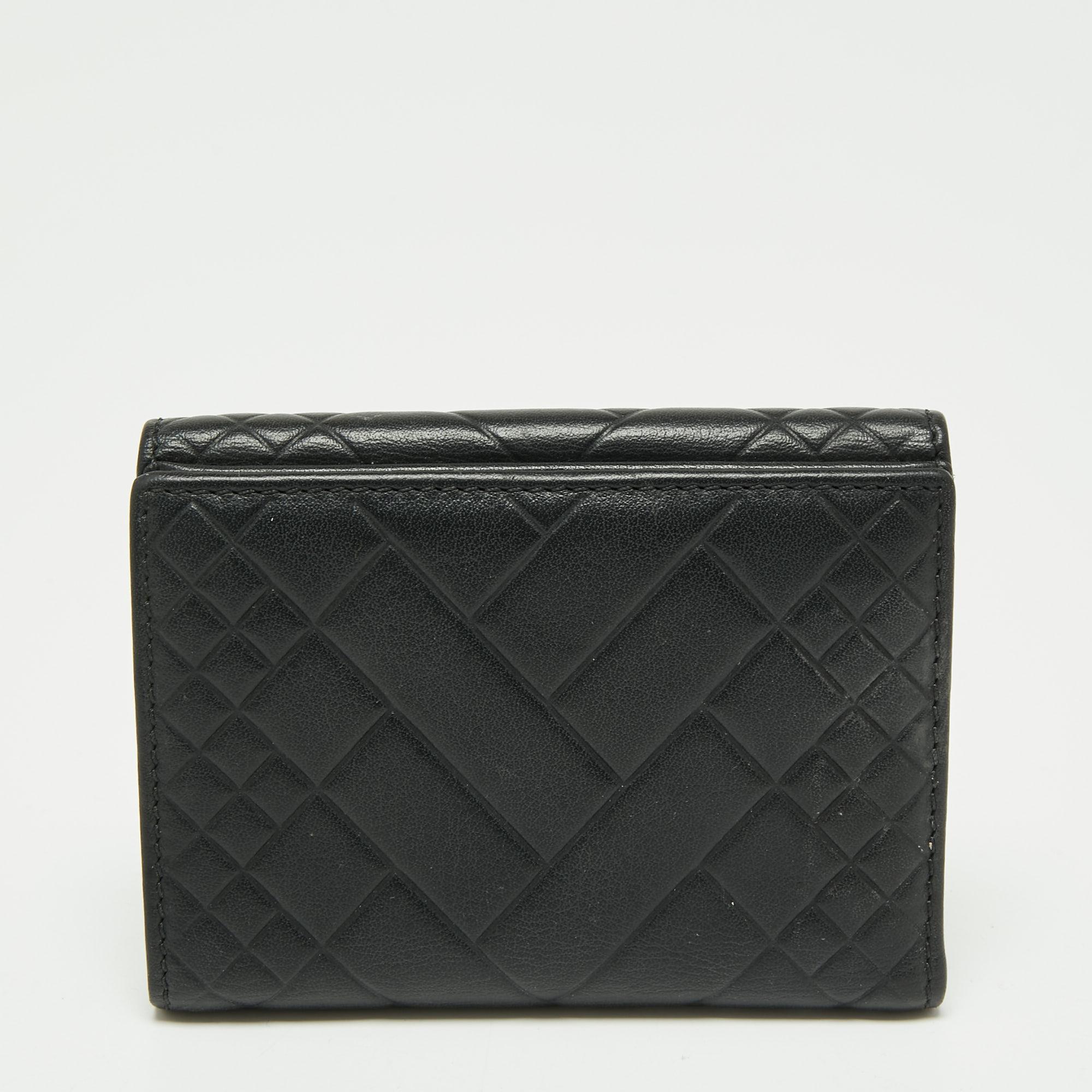 Packed with functional features, this CH Carolina Herrera compact wallet is neatly wrapped close with a metal press closure. It is crafted using black quilted leather and highlighted with the logo on the front.
