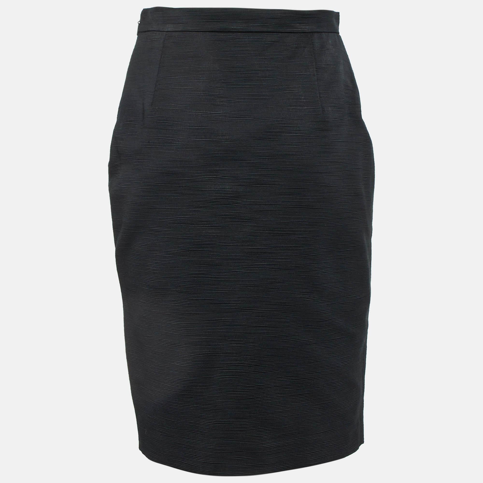 Questa deliziosa gonna è splendidamente cucita con un tessuto pregiato. Questa comoda gonna griffata ha una silhouette perfetta. Abbinalo a un semplice top e a tacchi a spillo per un look chic.