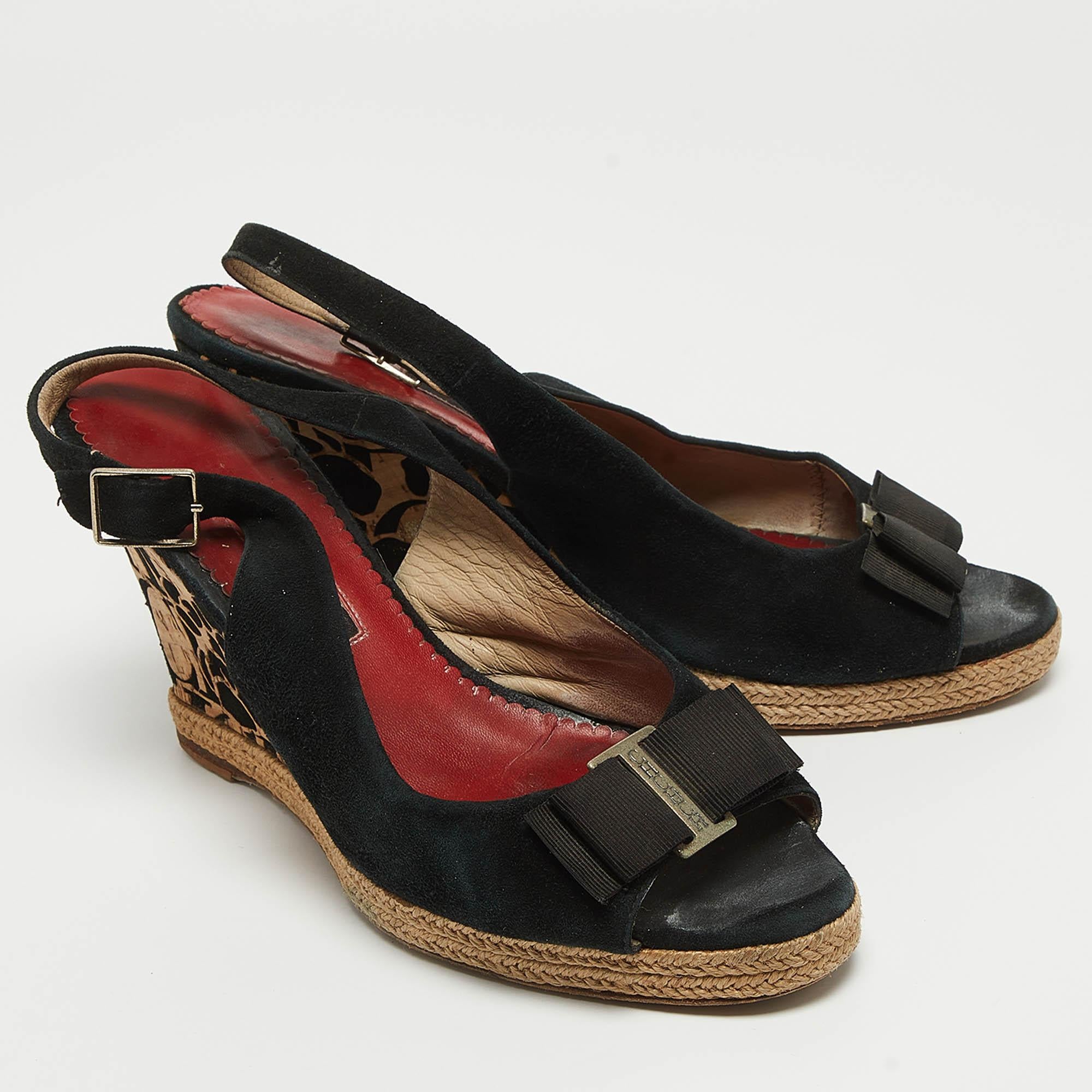 CH Carolina Herrera Sandalias con cuña de corcho y lazo de ante negro talla 38 en Bastante bueno estado para la venta en Dubai, Al Qouz 2