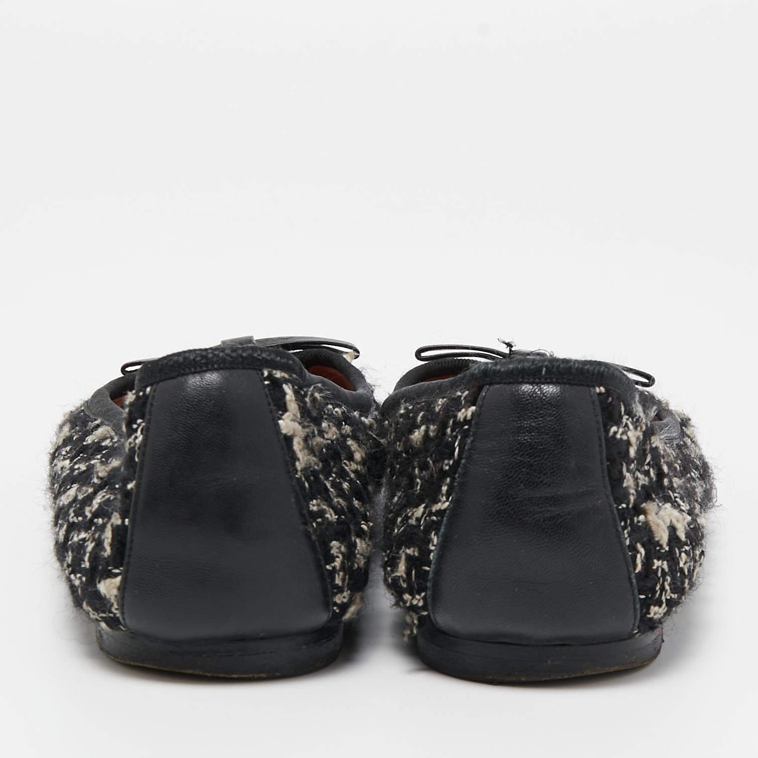 CH Carolina Herrera Bailarinas de tweed negro y charol talla 37 en venta 1