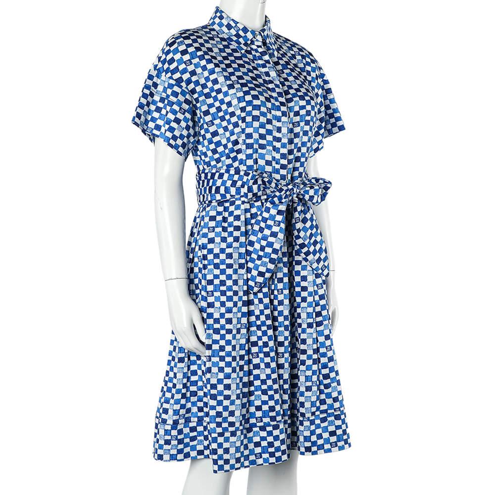 Make a unique style statement when you go out wearing this fashionable CH Carolina Herrera dress. Style this blue printed dress with the right accessories for an impeccably trendy look. This stretchable cotton dress is complete with short sleeves