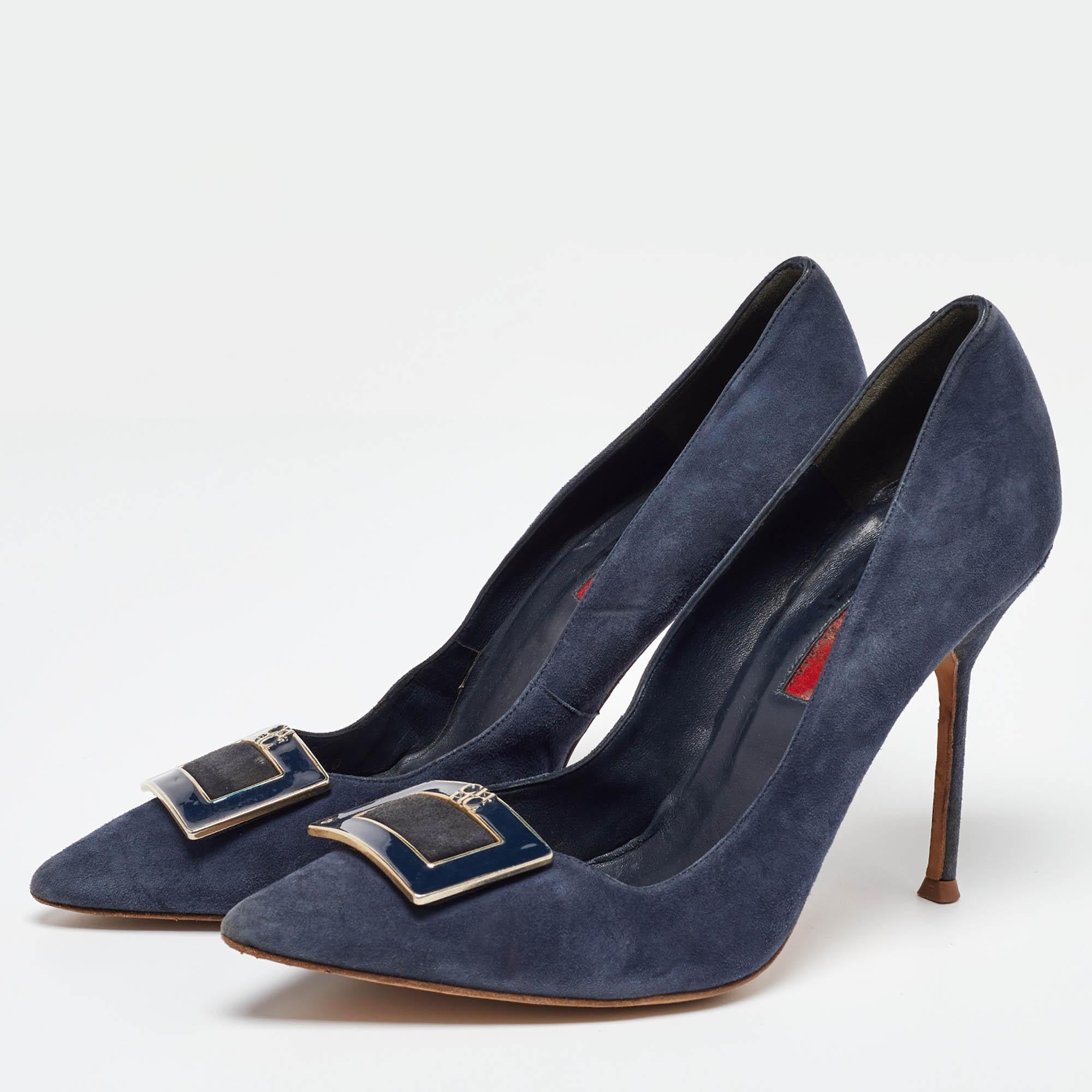 Faites preuve de chic avec ces escarpins de créateur. Ils présentent des talons robustes et des semelles durables, parfaits pour vos sorties à la mode.