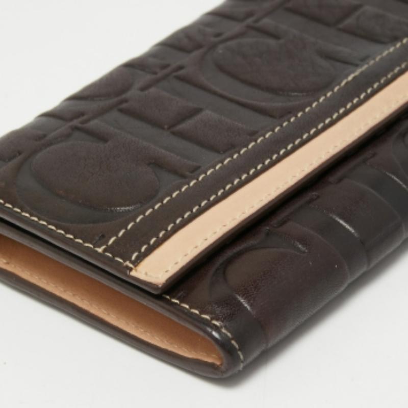 CH Carolina Herrera Portefeuille continental en cuir gaufré Monogram Brown/Beige en vente 1