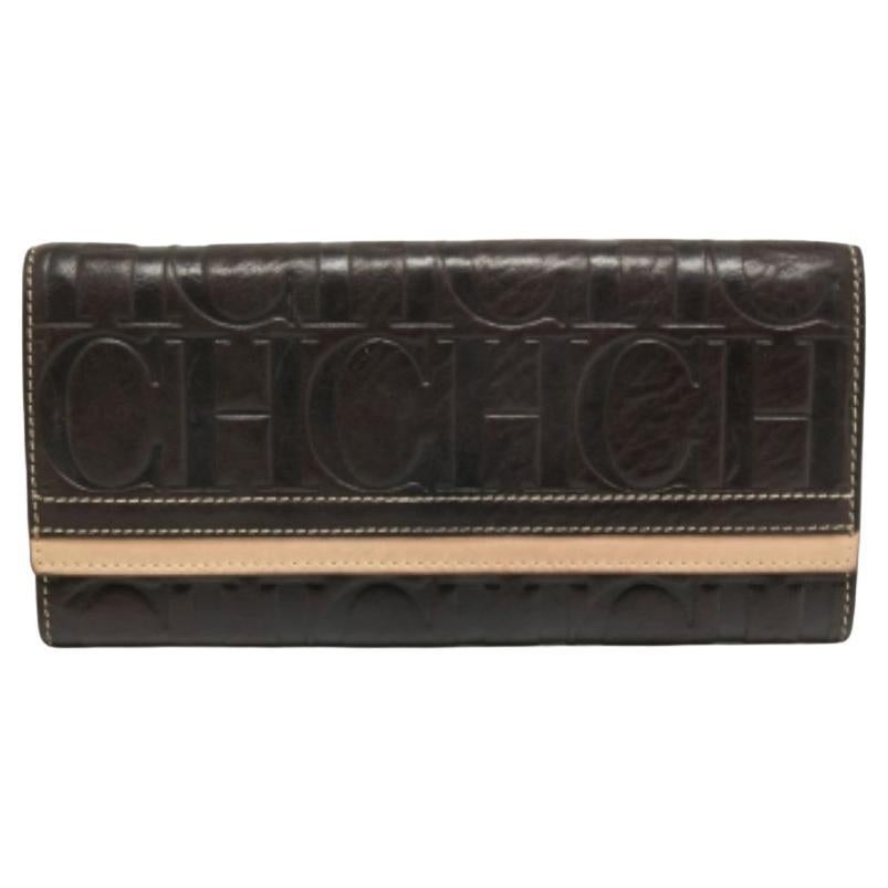 CH Carolina Herrera Cartera Continental de Piel con Monograma en Relieve Marrón/Beige