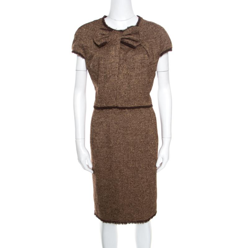 A splendid balance of elegance and style, this blended fabric dress is an apparel you must own. This CH Carolina Herrera dress has cap sleeves, a bow detail as well as fringe details and is secured by a back zipper. In a lovely brown, this dress is