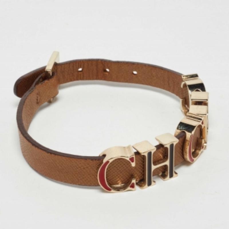CH Carolina Herrera Braunes emailliertes CH-Logo Braunes Lederarmband mit Goldton im Zustand „Gut“ im Angebot in Dubai, Al Qouz 2