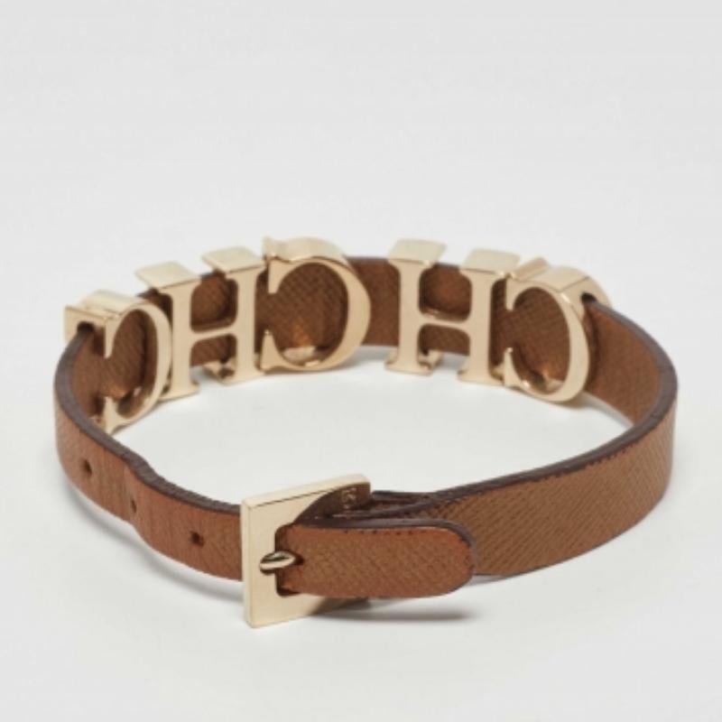 CH Carolina Herrera Braunes emailliertes CH-Logo Braunes Lederarmband mit Goldton Damen im Angebot